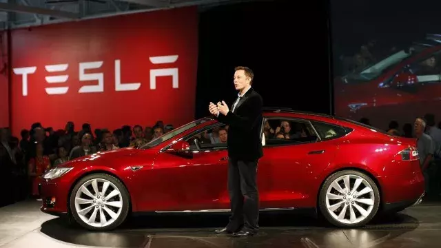 特斯拉真上天了！Tesla Roadster成第一辆“太空跑车”！