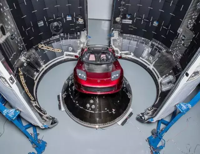 特斯拉真上天了！Tesla Roadster成第一辆“太空跑车”！
