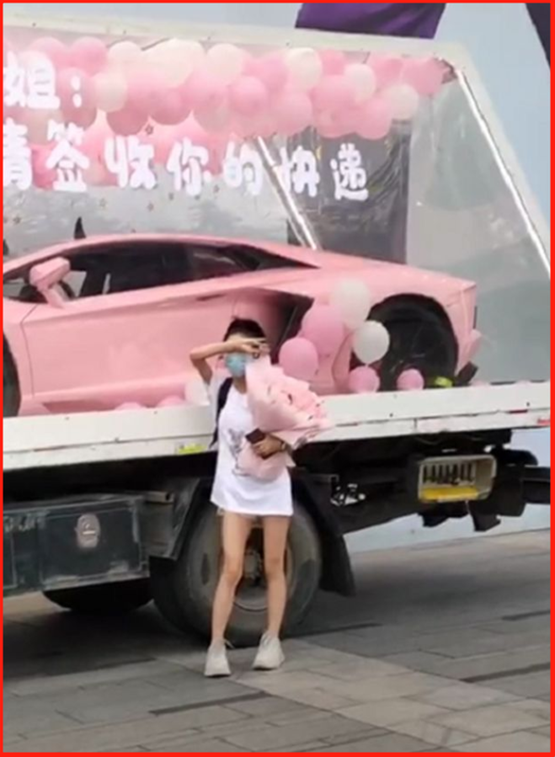 美女520喜提樱花粉兰博基尼，车价超过600万，运送方式很浪漫