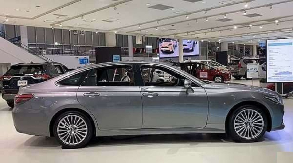 全新丰田皇冠实拍！或18万起配3.5混动+后驱，外观动感看啥奥迪A6