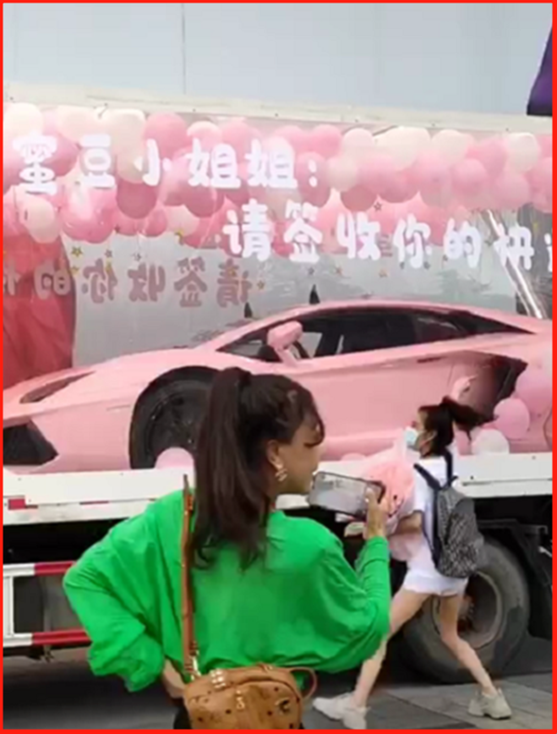 美女520喜提樱花粉兰博基尼，车价超过600万，运送方式很浪漫