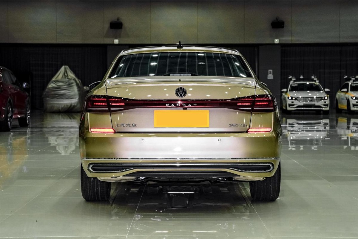 为年轻人打造的B级车，17.99万起，可家用可商务，实拍全新帕萨特