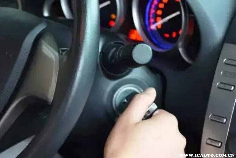 钥匙被锁在车里了 要怎么开锁