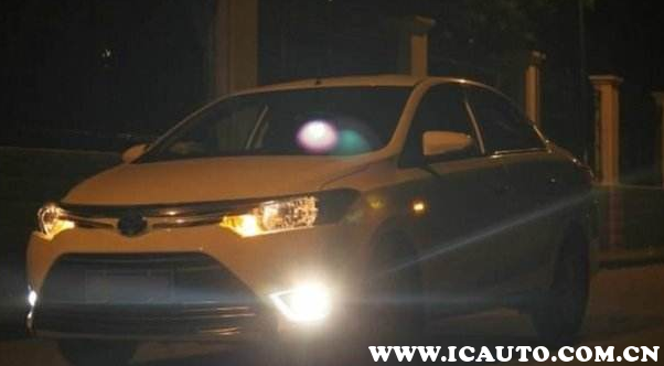 夜间直行通过路口新规，夜间直行通过路口用什么灯光