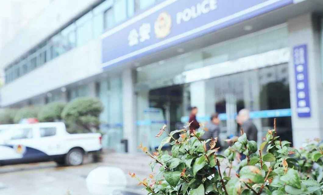 交警大队上班时间，交警队处理违章要带些什么证件