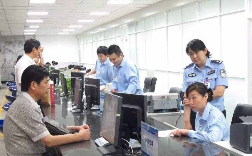 交警大队上班时间，交警队处理违章要带些什么证件