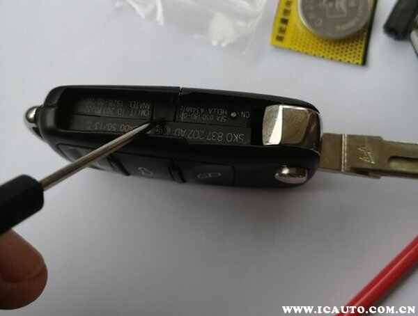 大众车钥匙怎么拆开换电池？大众遥控车钥匙换电池图解