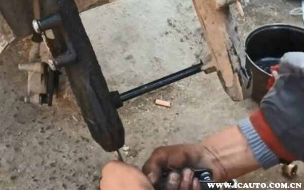 电动车前减震漏油怎么修？电动车减震器加油教程