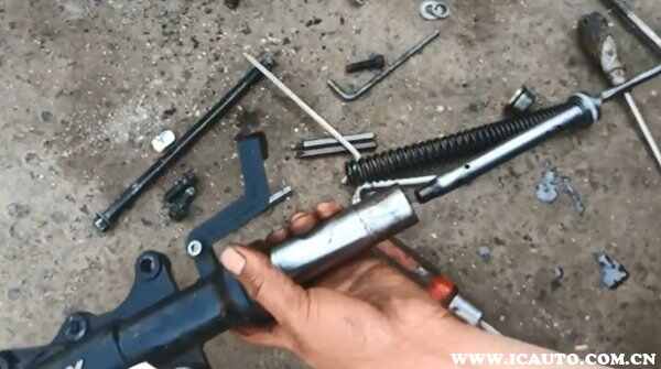 电动车前减震漏油怎么修？电动车减震器加油教程
