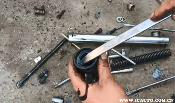 电动车前减震漏油怎么修？电动车减震器加油教程