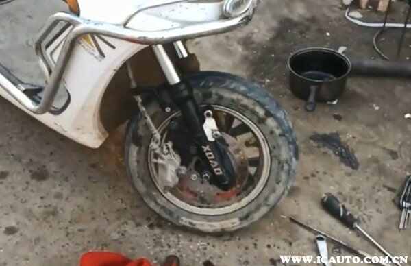 电动车前减震漏油怎么修？电动车减震器加油教程