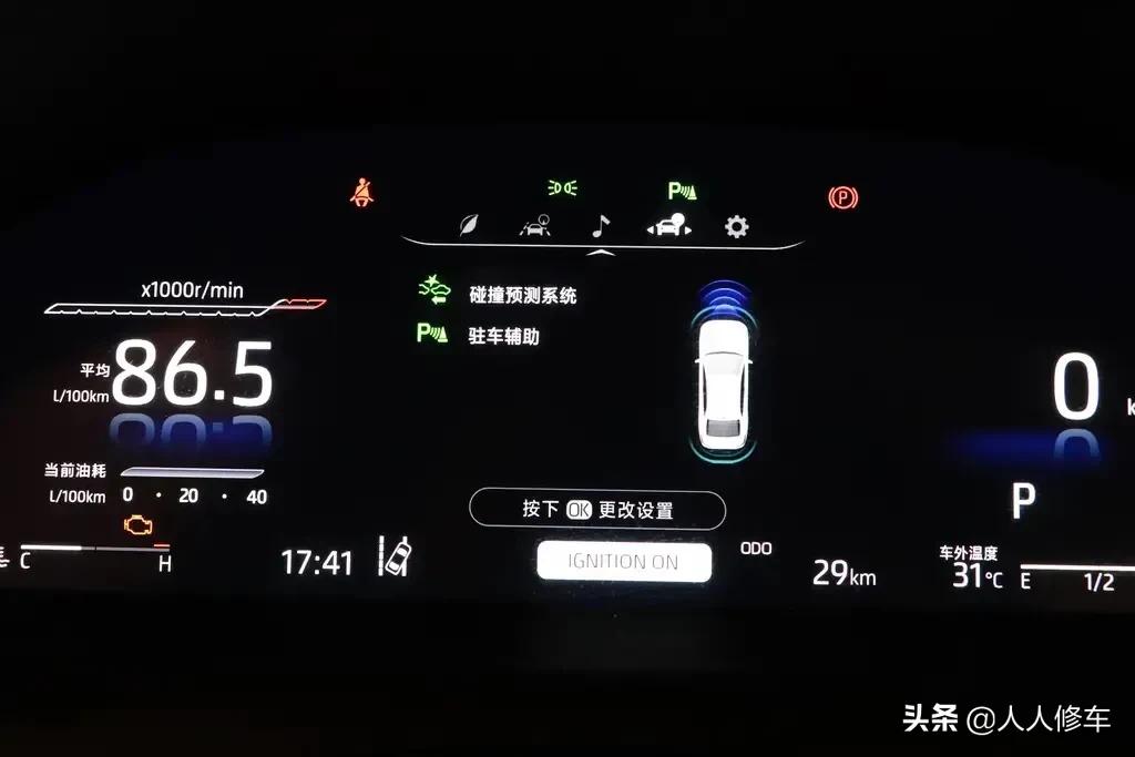 新款凯美瑞搭载2.0L、2.5L、2.5L油电混动，售价17.98万−26.98万