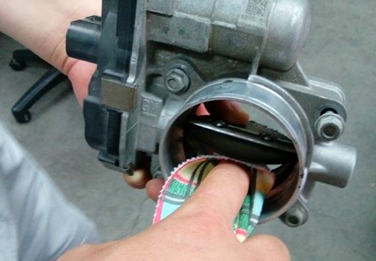 节气门有机油什么原因？节气门里面有机油怎么回事