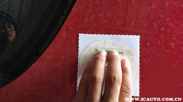 汽车保险标志怎么贴，车险标志不用贴了吗