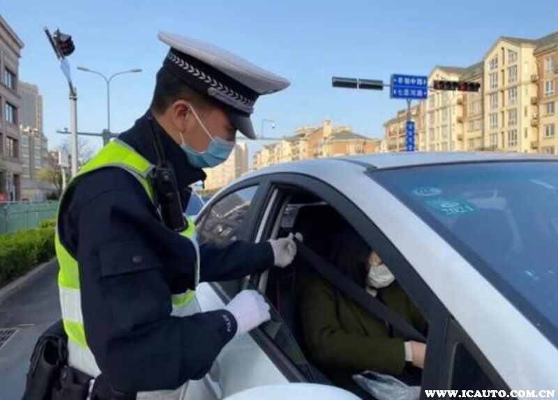 开车打电话不系安全带扣几分