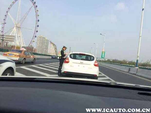 新交规压实线变道扣几分？实线变道怎么处罚2022