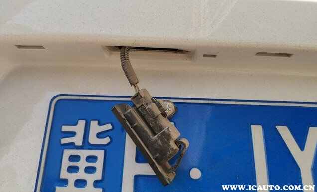 车牌灯拆卸图解，后牌照灯拆卸教程