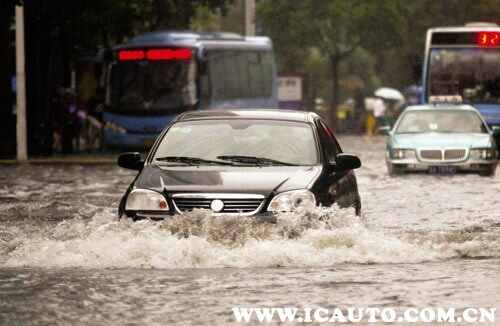 车内进雨水了怎么处理？汽车进水以后会出现什么问题