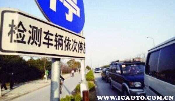 审车自己办还是叫别人代办好？小车年审找人代办多少钱