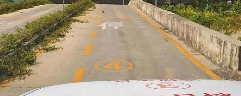 坡道定点三点一线图解，坡道定点停车怎么看点