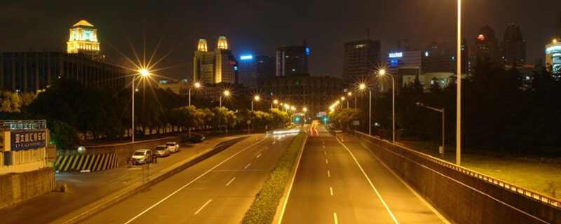 高速夜间行车开什么灯光