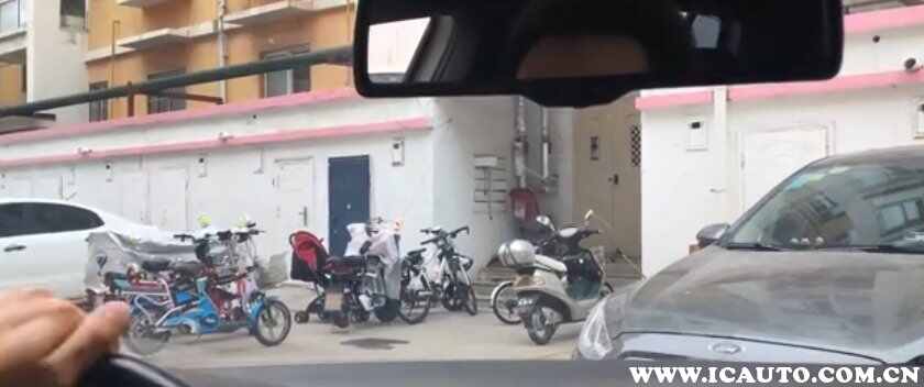 开车出库技巧，两侧都有车出库技巧图