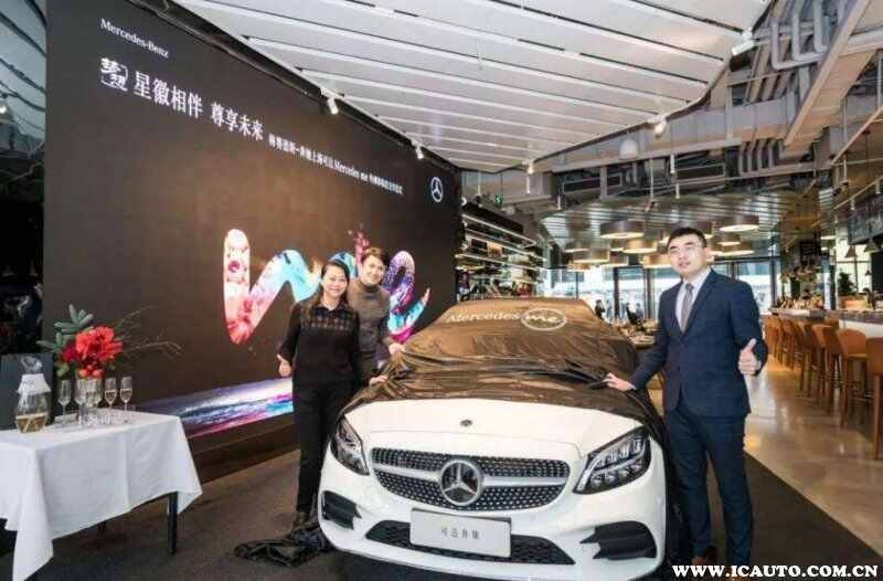 开奔驰的女人给别人的感觉，20多岁开奔驰说明什么