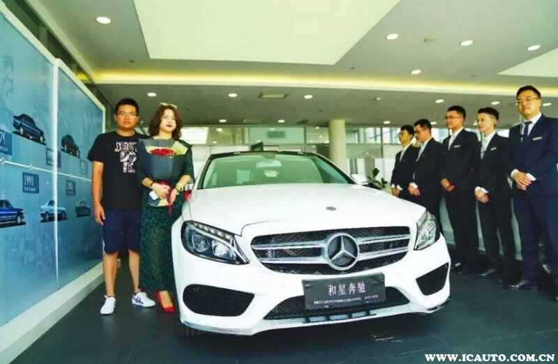 开奔驰的女人给别人的感觉，20多岁开奔驰说明什么