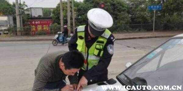 副驾驶可以抱小孩吗？副驾驶抱小孩扣6分罚款300吗
