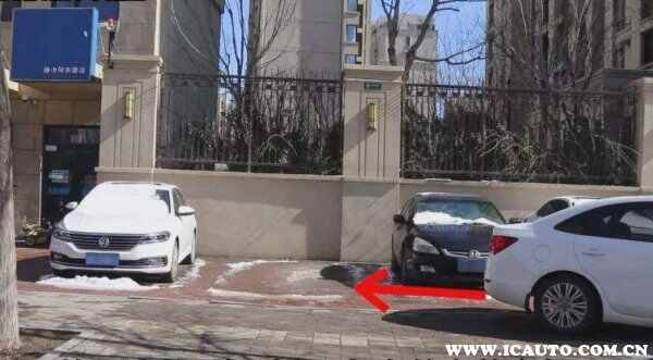 只有3m路宽怎么倒车入库？右边靠墙很近倒车图解