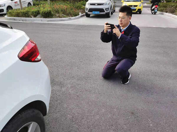 自己把车撞了怎么报保险，车险拍照5张图标准
