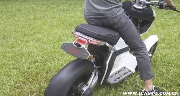 平衡感差怎么学电动车？电动车初学者怎么保持平衡