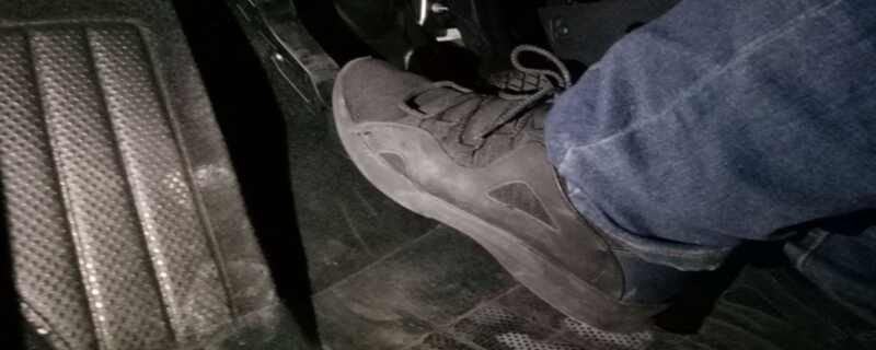 教练车为什么要一直踩着离合？踩离合是悬抬还是脚后跟着地