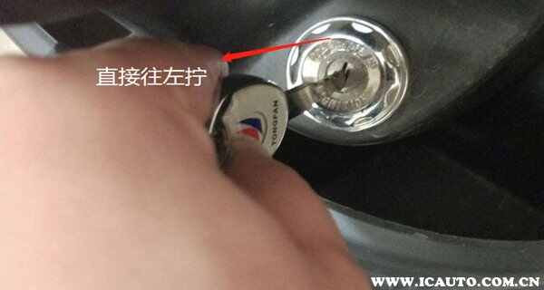 雅迪电动车开坐垫图解，雅迪电动车的坐垫怎么打开