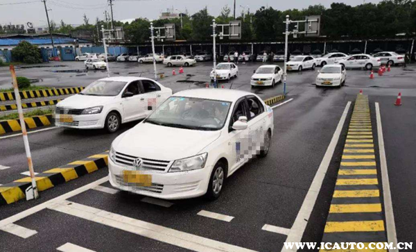 刹车和离合怎么配合用法，踩刹车要把离合踩死吗