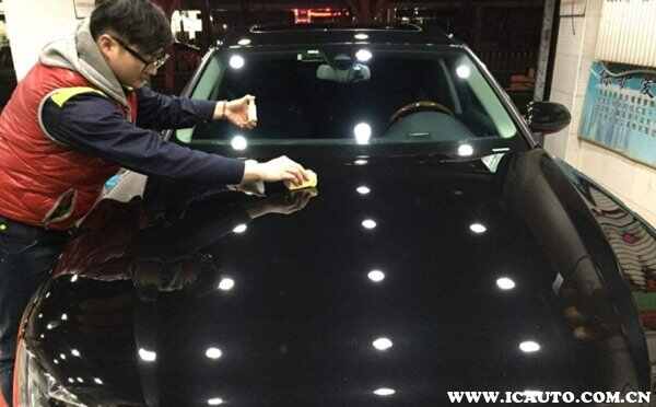 黑色车漆上面氧化白怎么处理？黑车漆面有白色斑点原因