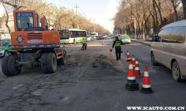 路面损坏投诉电话多少？城市道路破损归哪个部门管