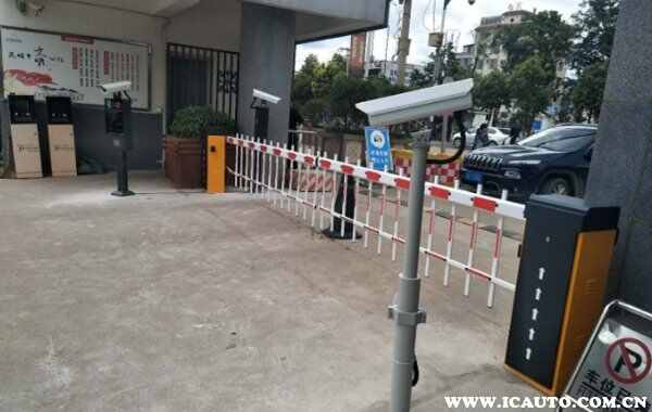 一车一杆车没走完，道闸杆会落下来吗？