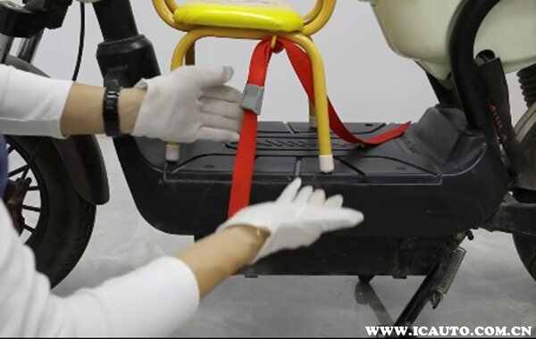 电动车儿童座椅绑带器的使用方法，电动车儿童座椅绑带怎么绑