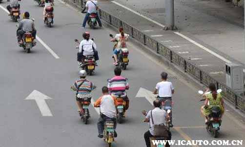 电动车载1人和2人续航，电动车带人费电一半吗