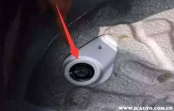 汽车后备箱排水孔位置图解，后备箱上的三个孔需要打开吗