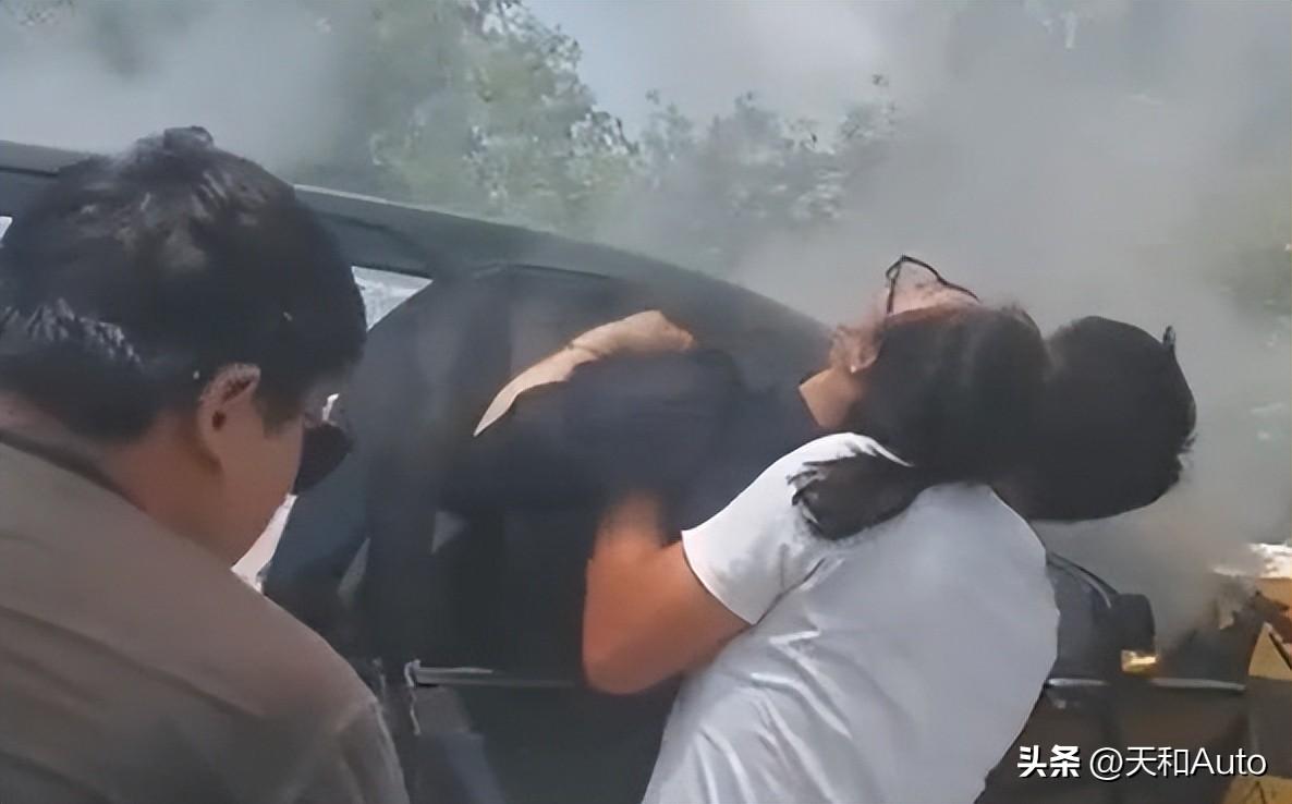 雷克萨斯LM车祸事件残酷救援司机遭遇网暴，你不要转移视线