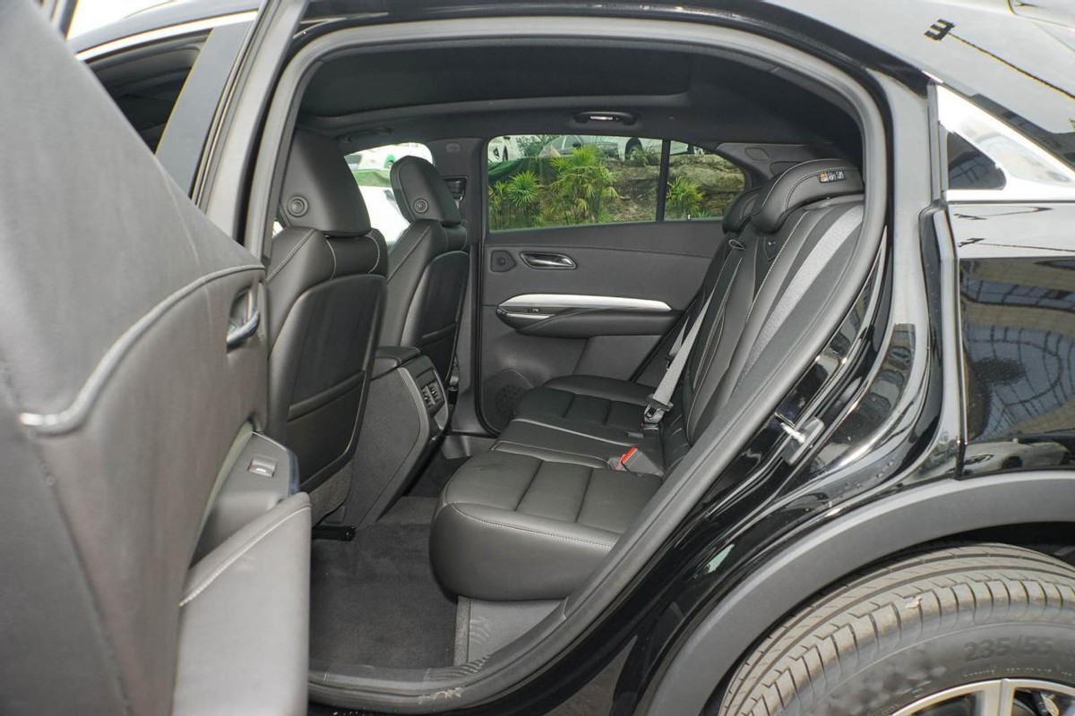 豪华入门级SUV，2.0T爆发237匹，价格便宜用料足，XT4值得一看