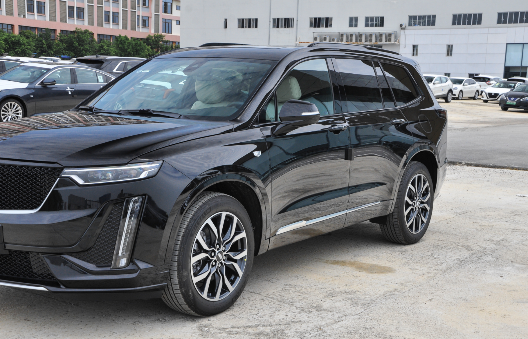 凯迪拉克拿出诚意，XT6跌至30万出头，成豪华中大型SUV领头羊