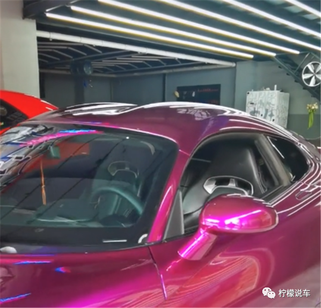 8.4L排量道奇蝰蛇，落地300万，堵车油耗30L，车主成都女富豪