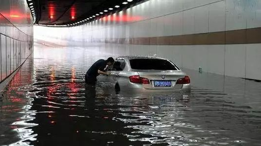 雨天积水路段通过技巧