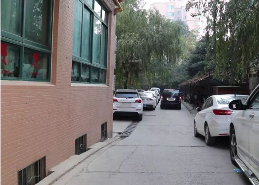 小区狭窄路段倒车拐弯技巧：适合新手的实用指南