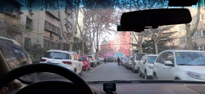 狭窄路段会车与小区调头技巧：判断左右距离和通过能力的关键点位观察方法