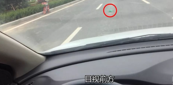 在车内准确判断轮胎位置的一招，非常实用的方法