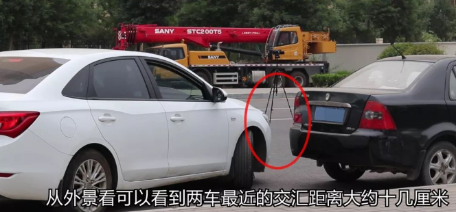 学会这一招，再也不用担心侧方位停车蹭到前车了：解决右前角刮蹭问题的技巧